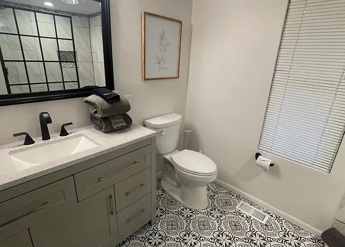 Guest house Perfect Couples Getaway Private Hot Tub Panoramic Red Rock Views 4*